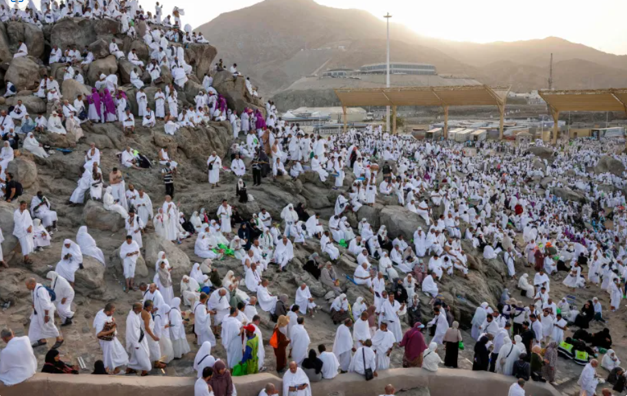الحجاج يرمون جمرة العقبة الكبرى بأول أيام عيد الأضحى